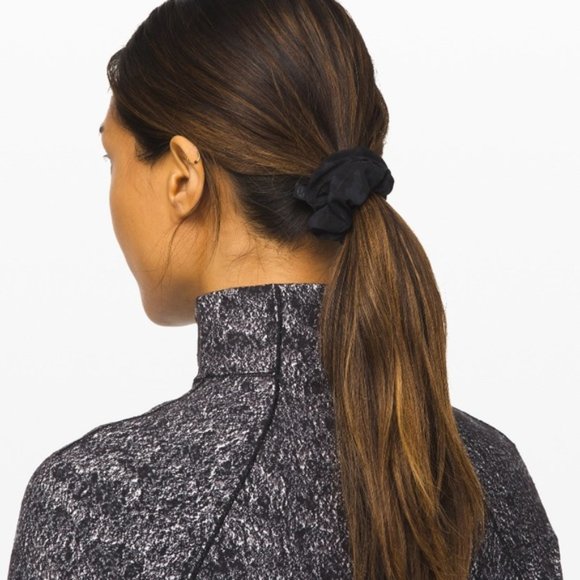 NEW Camouflage Print Uplifting Scrunchie - Picture 2 of 2